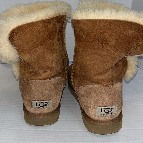 UGG Australia-8-chestnut brown classic comfy Cozy Sheepskin Boots button detail - Picture 4 of 15